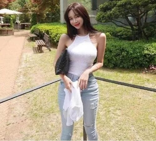 气质女神穿紧身牛仔裤，魅力无限！