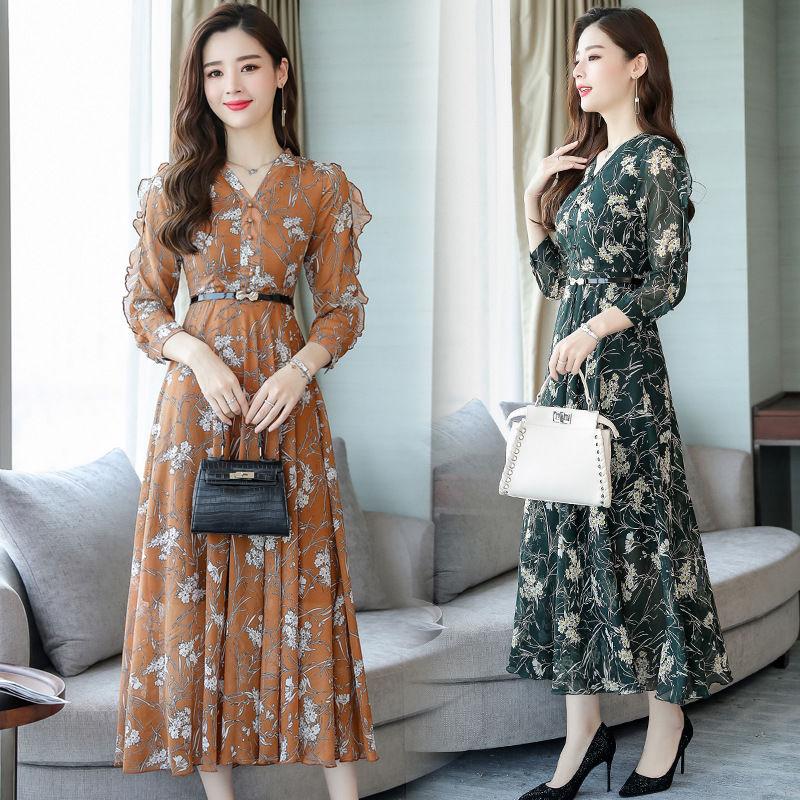 入秋后，头次见这么美的秋裙，虽小贵，但54岁妈妈穿美中添嫩