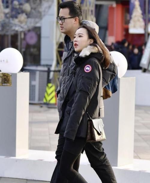  【妩媚】美女时尚街拍：芳菲妩媚的美女，一件卡其色连衣裙外搭浅色外套，时尚大气