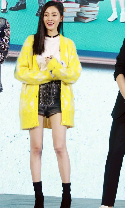 张天爱怎么想的?好好的裙子成了“塑料袋”，竟格外时尚!