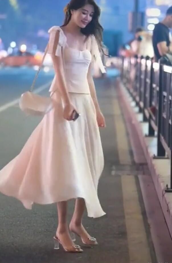  【美女】夜晚出街的白裙美女, 如一阵扑面而来的清风