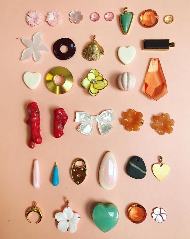 101女孩的少女感，原来靠这些“塑料”单品就能get？