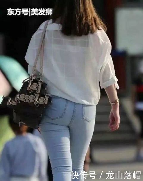 #美女#牛仔裤美女摆拍的时候,有一种优雅、甜美的感觉