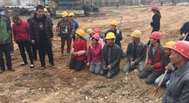 农民工一天工资最少三百，但为什么还招不到人？原因其实很简单！