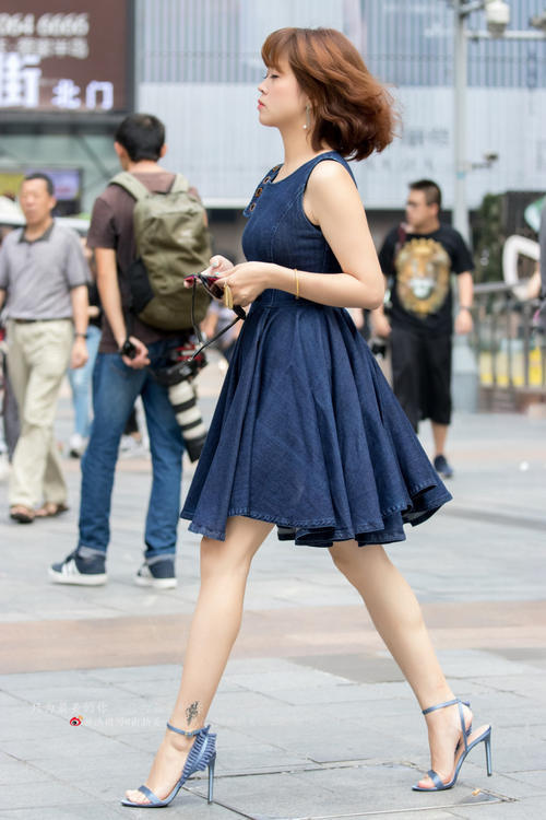 路人街拍，夏天就应该穿的这么清凉，既清凉了自己又增添了风景