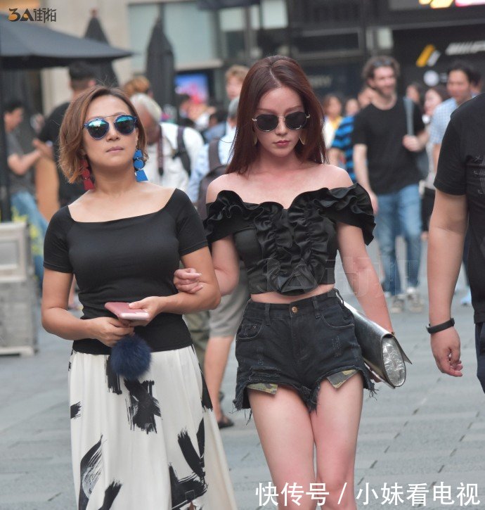 路人街拍，黑色抹胸上衣搭配热裤，展示性感好身材，时尚有魅力！