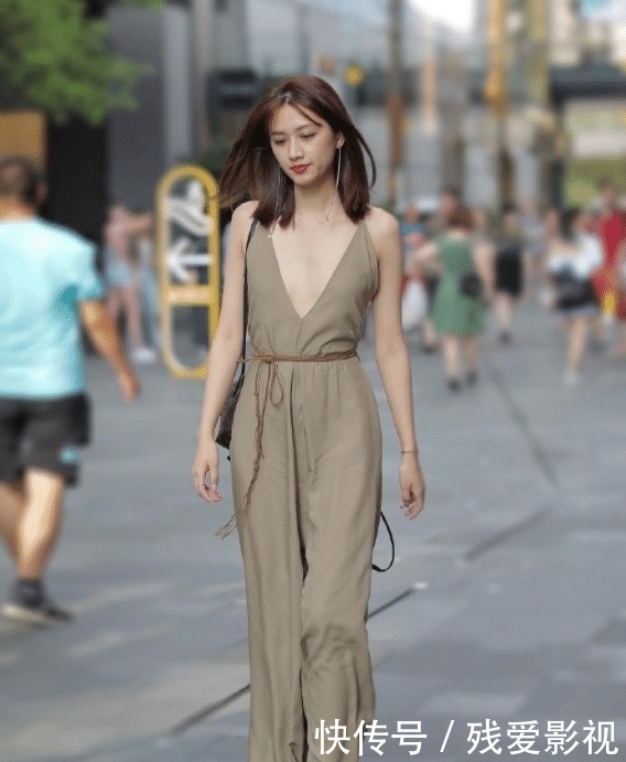  勇敢：少女明明身材不咋地，却勇敢挑战“吊带裙子”，转过身来更是惊艳！