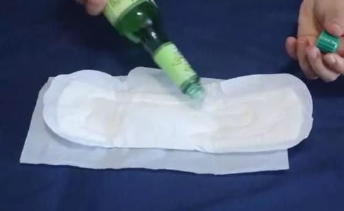  千家万户■花露水滴在卫生巾里，解决了千家万户的大烦恼，学会受用一生！