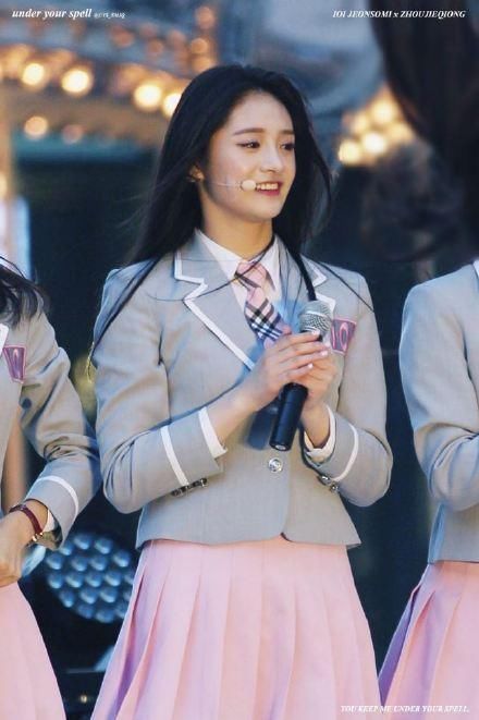 当程潇的动漫身材穿上制服，妥妥的二次元，周洁琼穿同款真尴尬