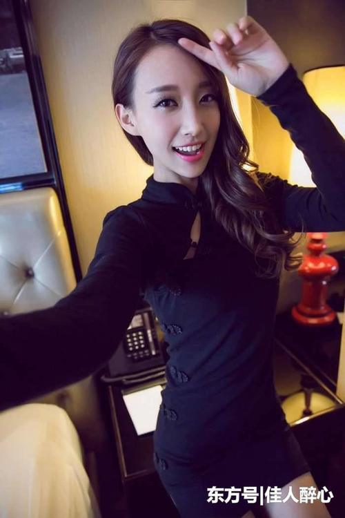 身着旗袍的女子，是温柔似水的甜美，给人一种一见倾心的美