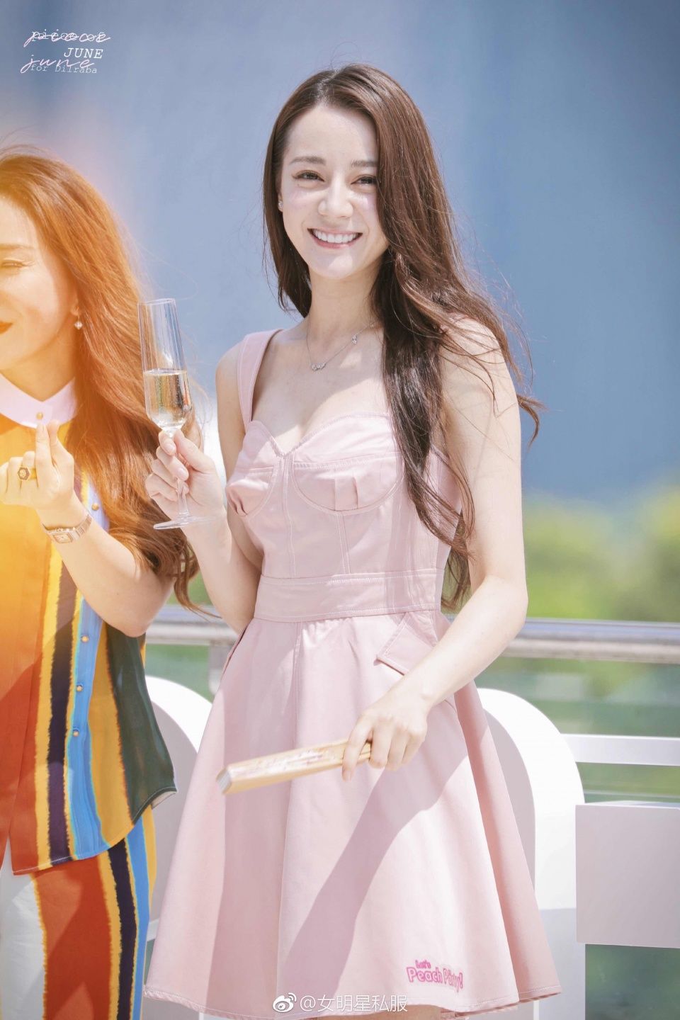 本以为杨幂是最会穿粉色的明星，但看到热巴才知道谁是人间水蜜桃