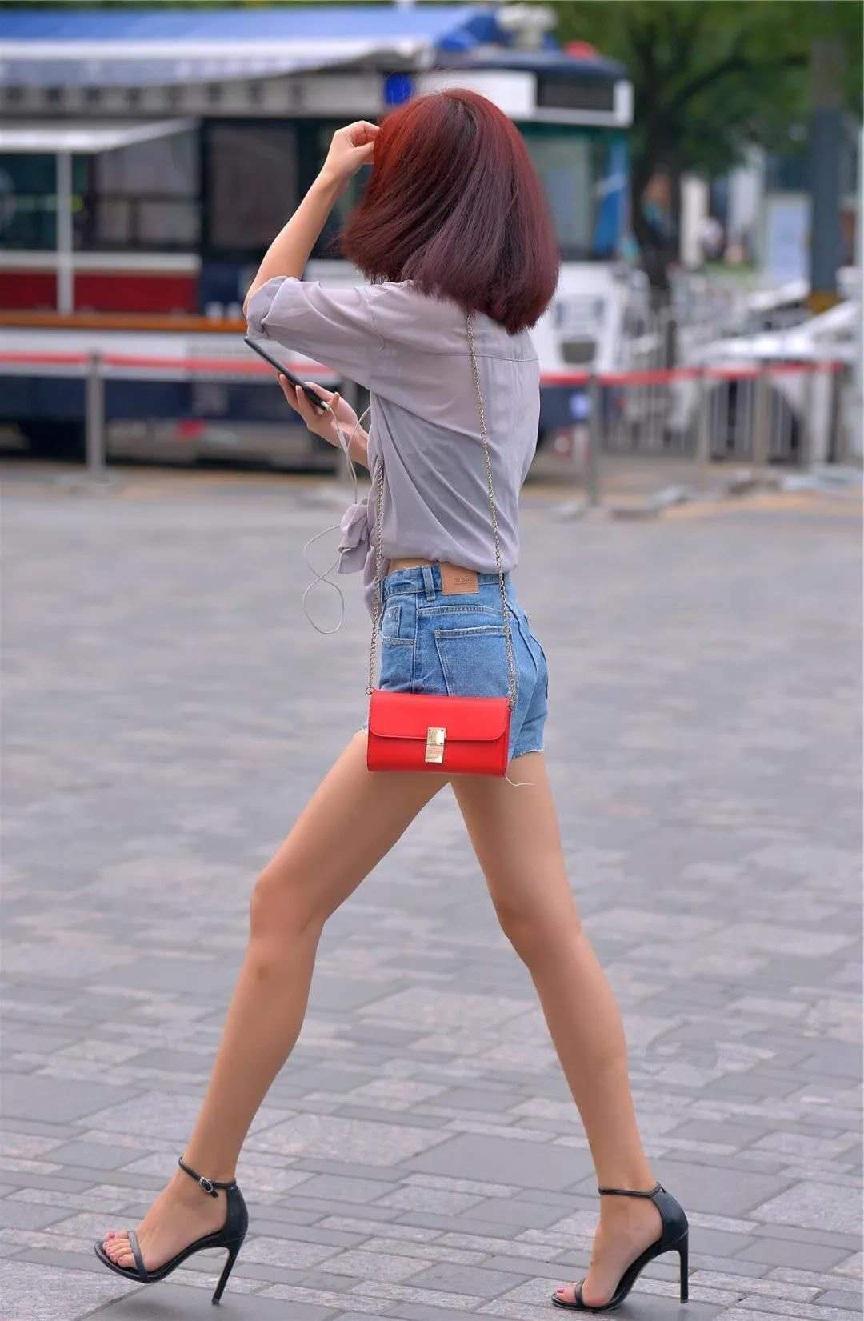 气质小姐姐性感透视装营造朦胧美感，小麦色筷子美腿看点十足