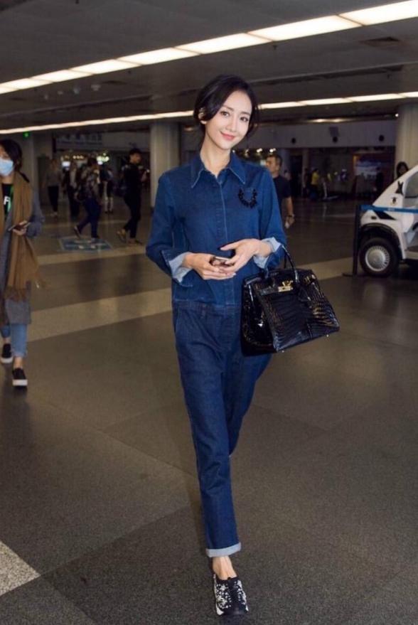 王鸥一身牛仔连体裤美出新高度！网友：我就好奇她上厕所怎么办？