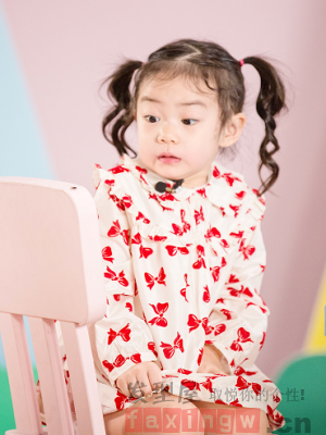 可爱又凉快小女孩夏季扎发 好似童话里的小精灵