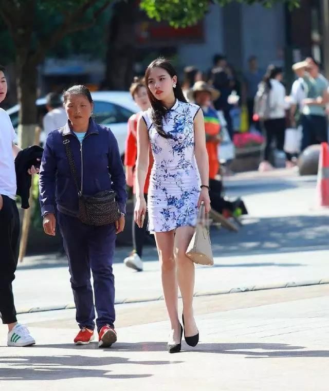 街拍：韵味十足的旗袍美女，你喜欢吗？