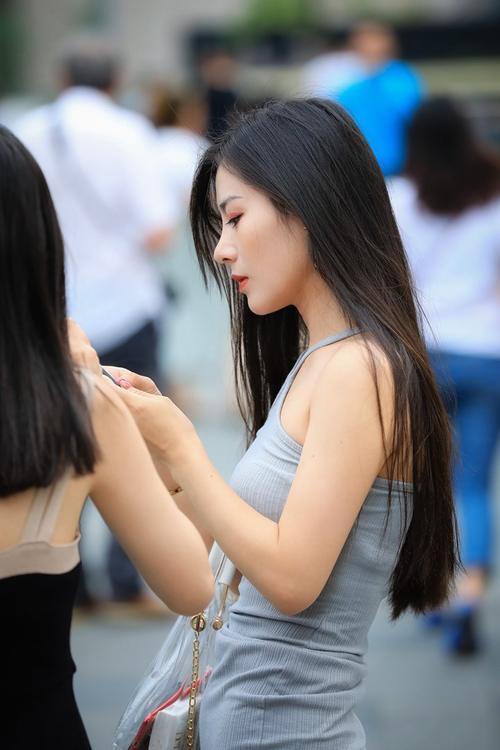 街拍：漂亮姑娘天生丽质，时尚淑女的魅力让人无法抵抗