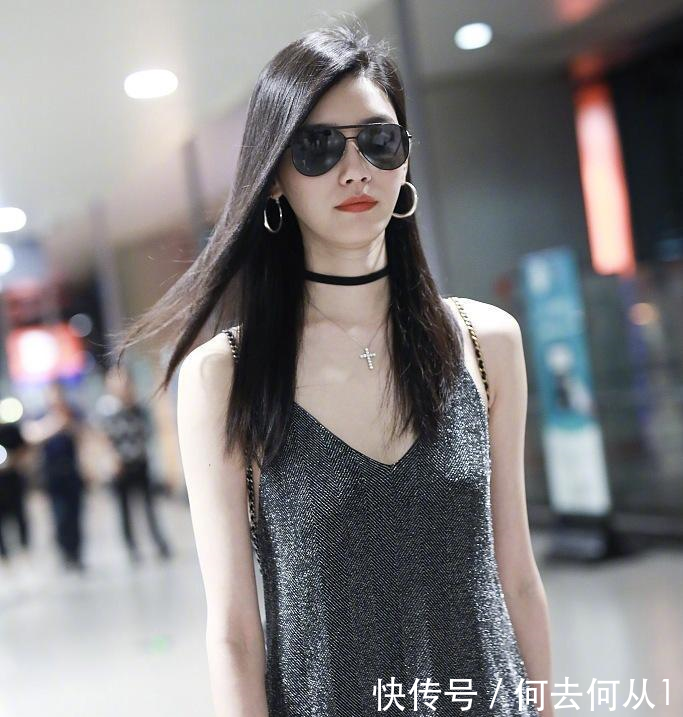 奚梦瑶热到穿吊带去机场, 但她穿的鞋子亮了!