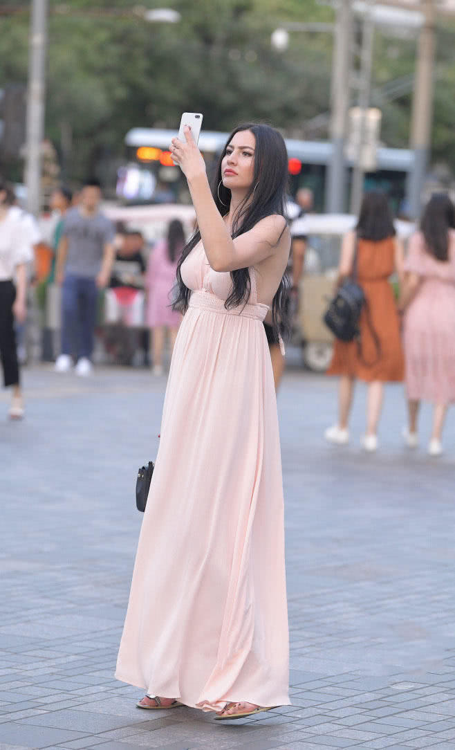 丰满的外国小姐姐穿吊带裙秀出傲人上围，火辣身材看一眼怎么够！