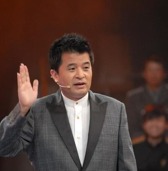  [选手]再现风采？毕福剑近照状态好，现身与星光大道选手录制公益视频！