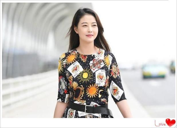 周海媚不过穿了件花裙子，就51岁嫩成21了，让20岁小姑娘怎么穿啊