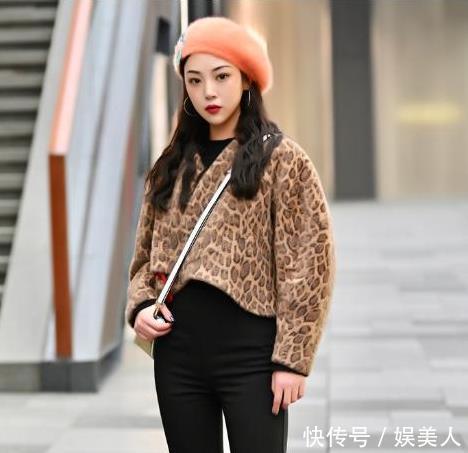  「夜色」街拍：性感长腿美女，夜色下的小姐姐显得格外撩人！