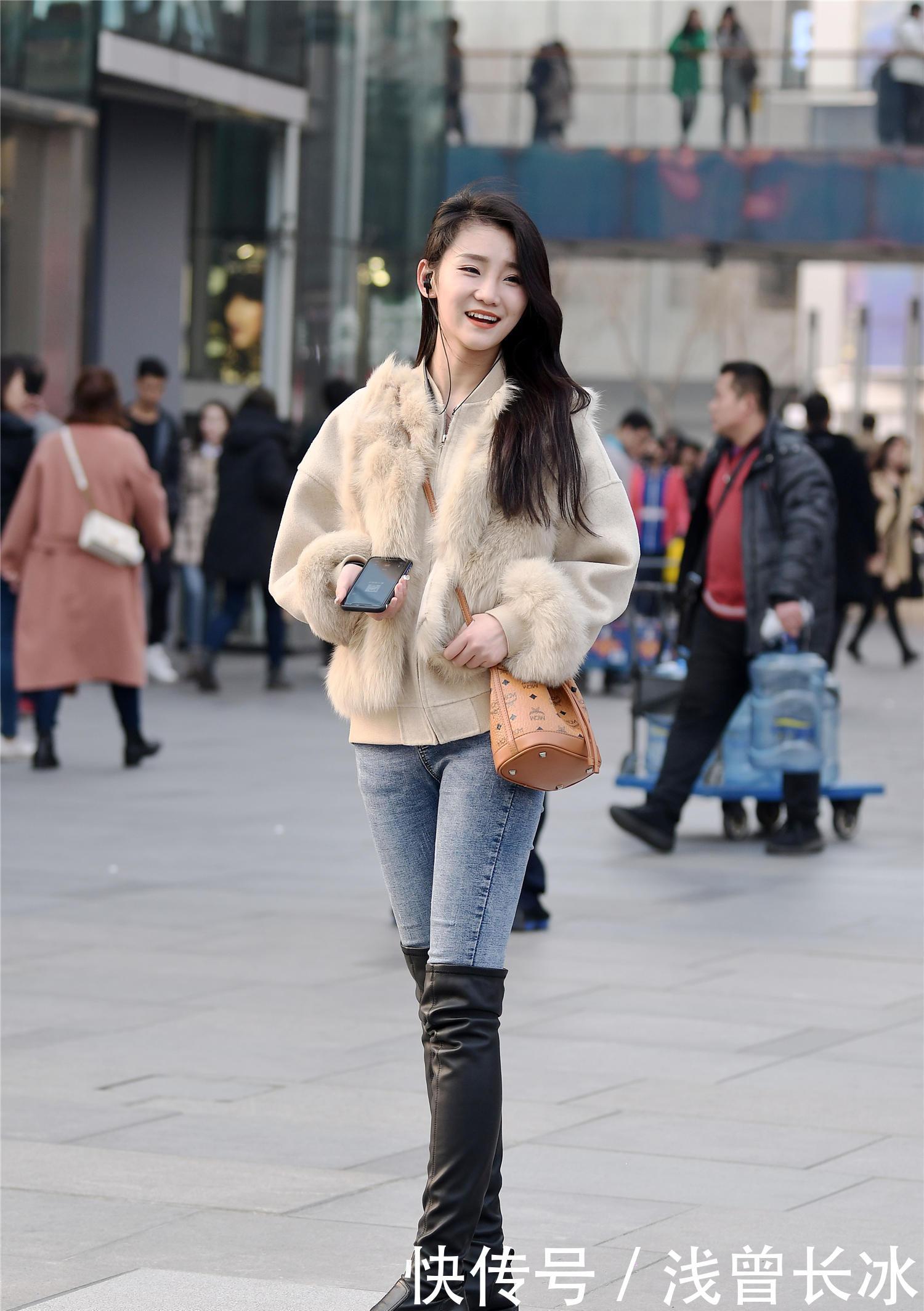 #美女#黄色格纹连衣裙展现了曼妙的身姿,更凸显了美女温婉的气质