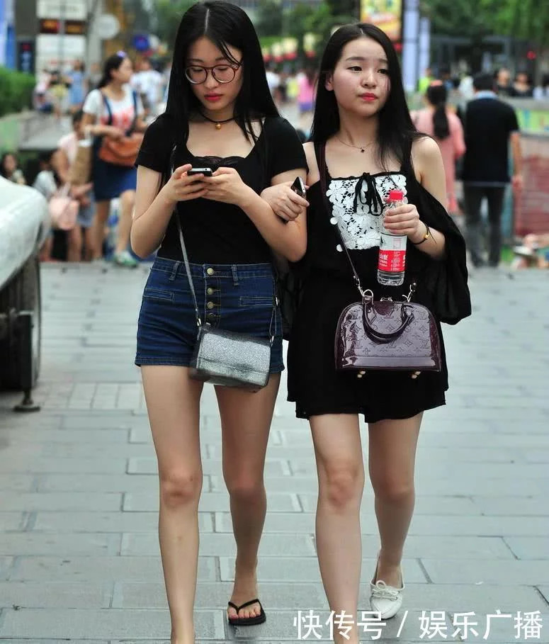 两小无猜小闺蜜,风格穿搭惹人醉,一个青春一个清纯