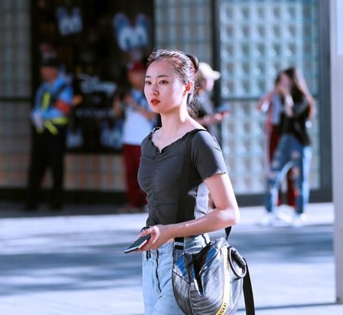 街拍：广场上的长裙小姐姐，用手遮阳，一脸的无可奈何?