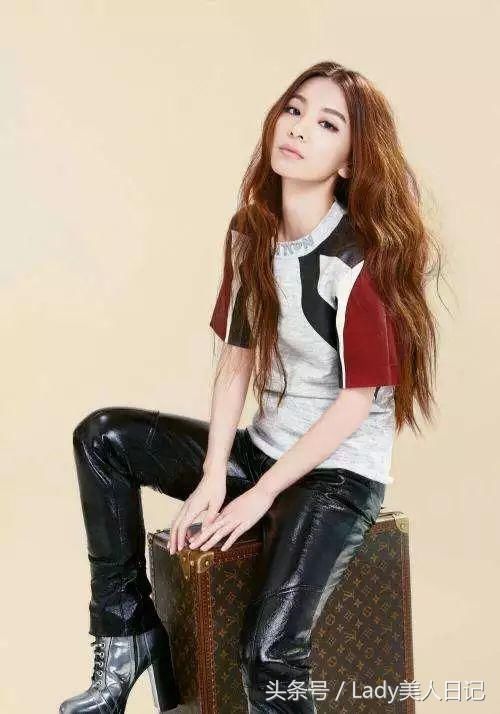 田馥甄年纪越大越会穿，一身长裙最显气质，那收腰带是重点