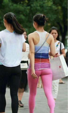 打底裤的穿搭，让气质与美丽在举手投足之间就能够很好的体现出来