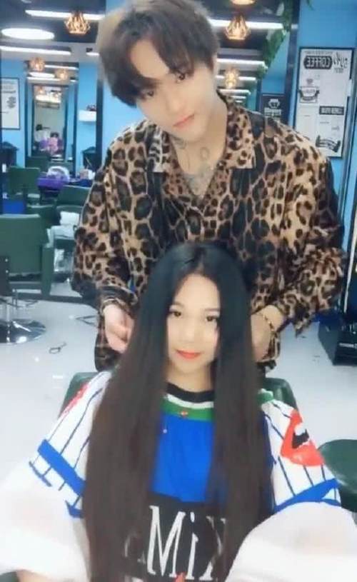 微胖的短发村姑去理发店换发型，接上长发后秒变气质女神