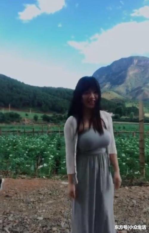 街拍：紧身裙使女人光彩夺目，乡下的小姐姐女人味十足!