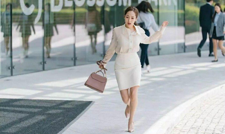 朴敏英的秘书穿搭为什么这么美?果真时尚的完成度还是要看脸
