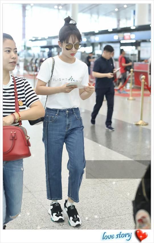 杨紫又胖了?直筒裤硬生生穿成紧身裤，网友:秦俊杰看了怎么想?