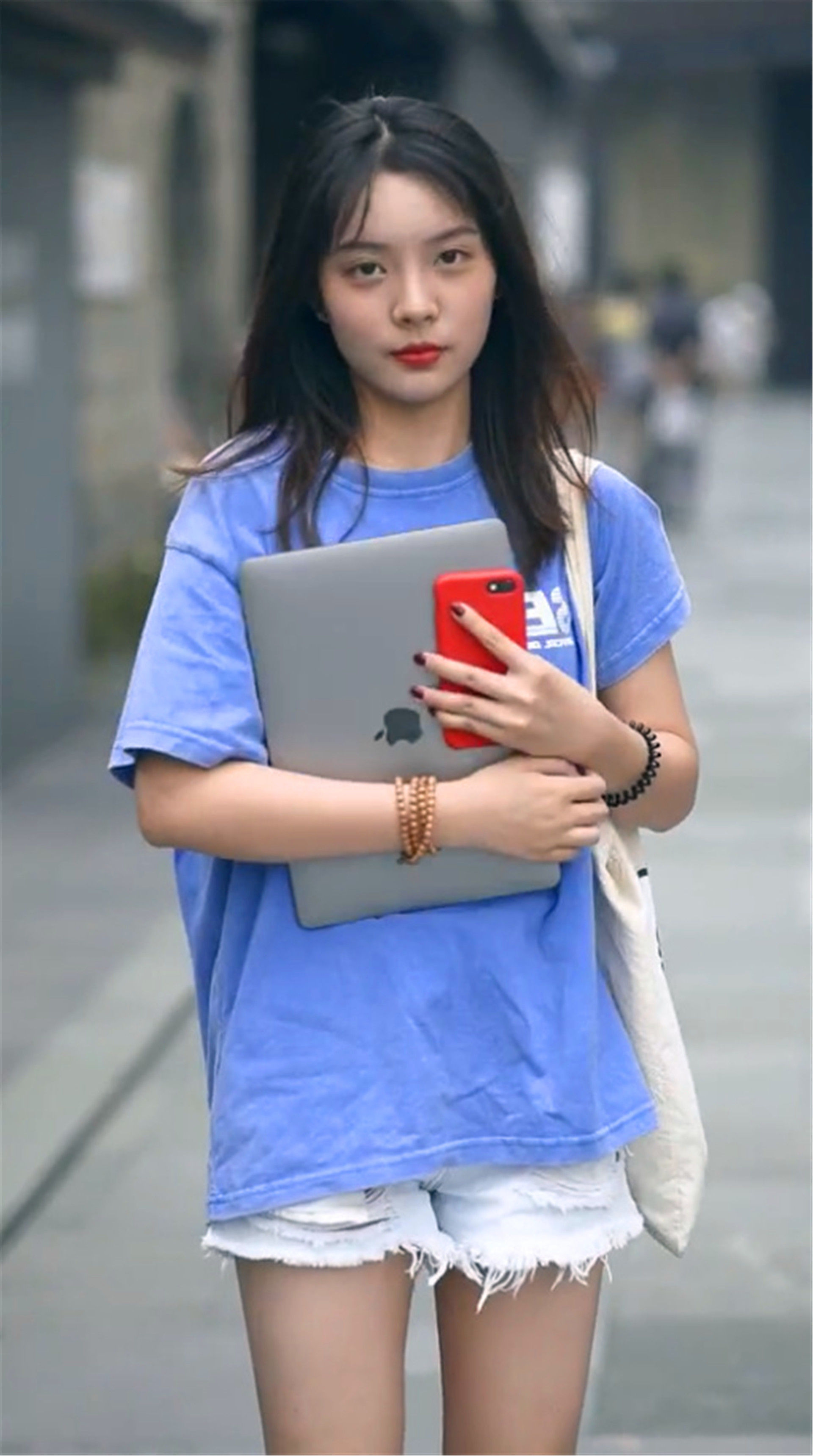 街拍:万水千山都不及美女这般婀娜多姿的身影,你最喜欢哪一个?