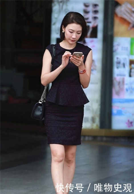 【气质】街拍:美女身材匀称,身穿浅色连衣裙,彰显楚楚动人的唯美气质