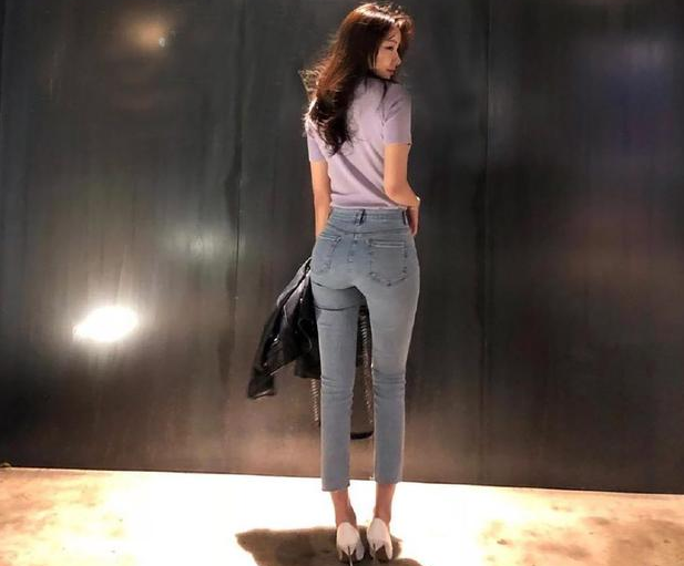 身材气质俱佳的牛仔裤美女，自信秀出曼妙身材，时尚气息浓郁