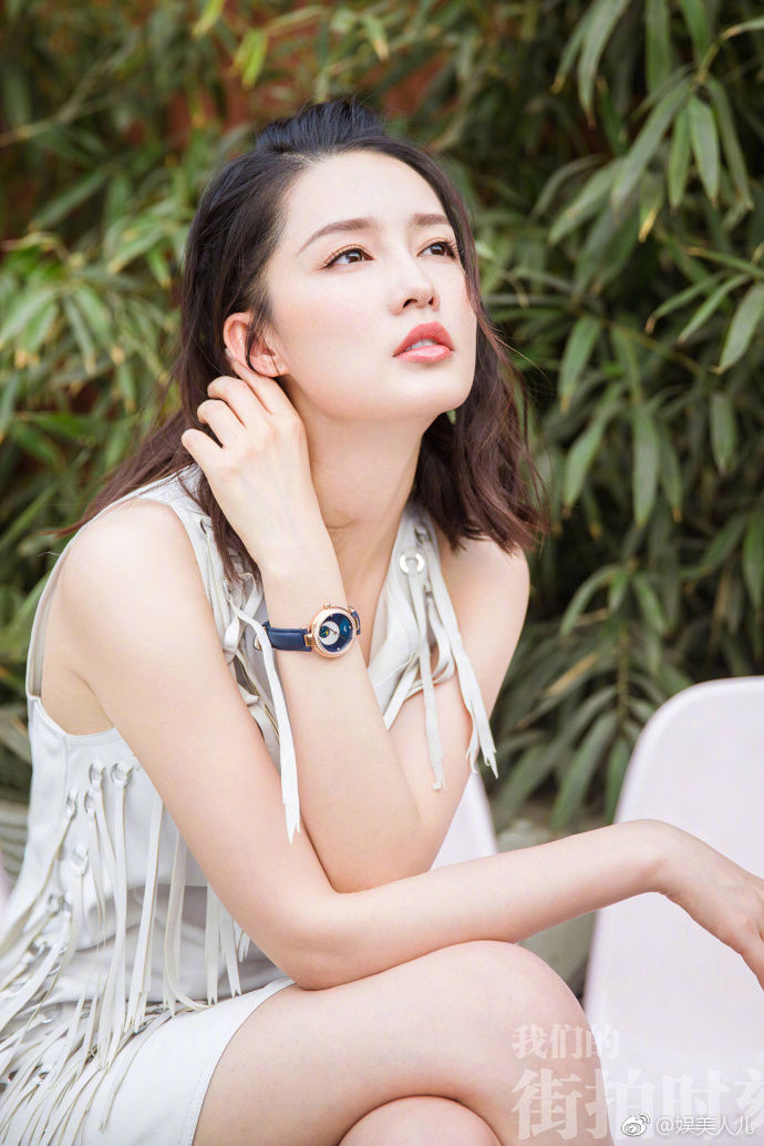 李沁时尚杂志封面写真，露趾高跟凉鞋配流苏短裙 美腿和嫩白脚丫