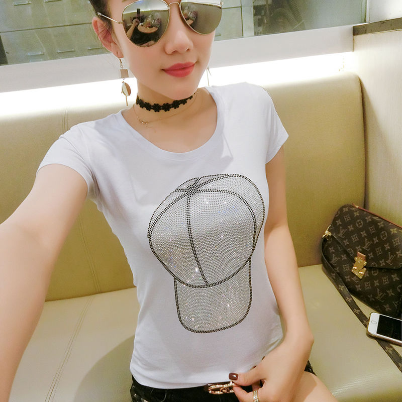 大热的天，T恤让身材丰满的女人更火辣，青春无敌尽显好身材