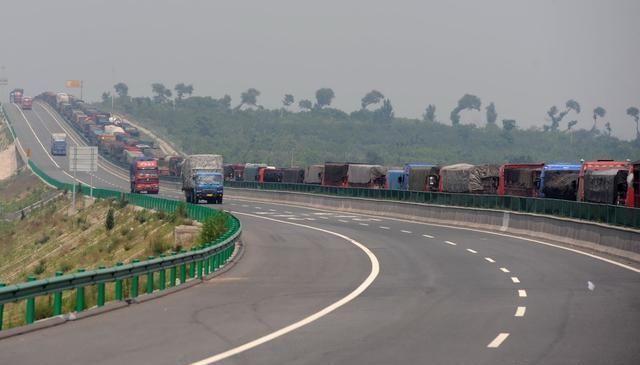 中国堵车最严重的2条高速公路，其中一条曾堵车持续20多天