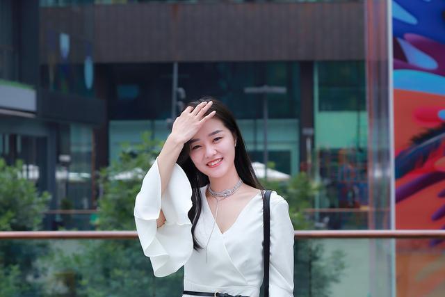 偶遇美女，清纯亮丽娴静端庄，十足的女人味。