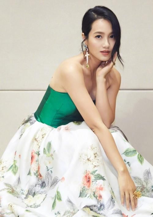 朱丹穿深V晚礼服现身活动，散发母性魅力，是微胖界的大美人