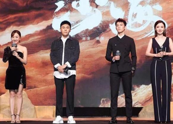 不和其他女星同框，永远不知道杨蓉有多“矮”，和张萌同台太尴尬