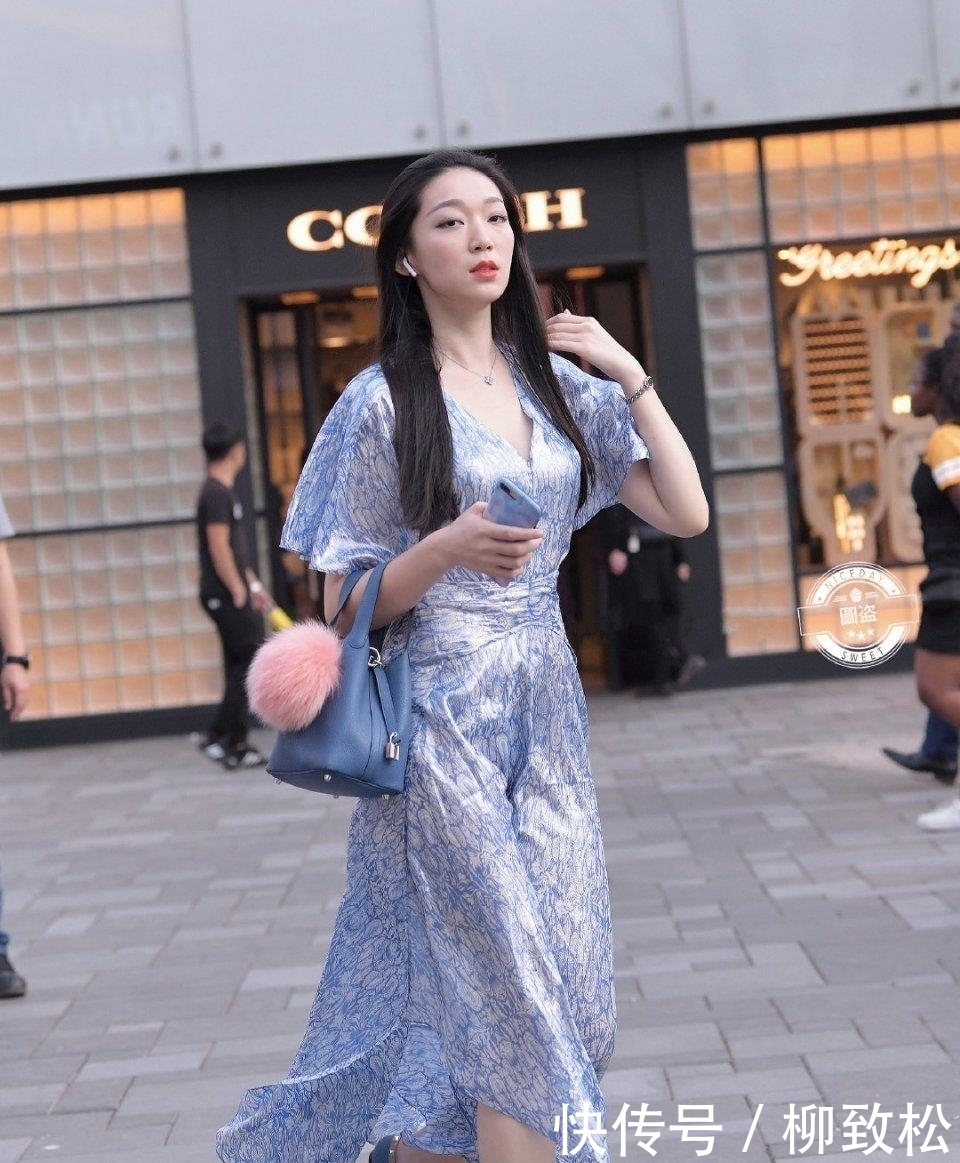  好身材■街拍：好身材的小姐姐把连衣裙穿出个性，也穿出了万种风情！