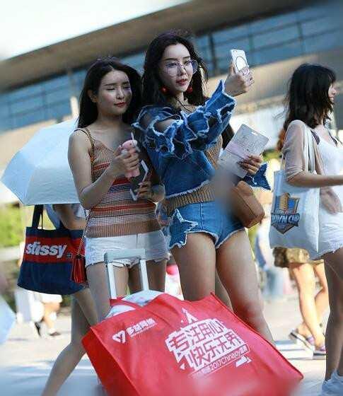 街拍：北方秋衣秋裤，南方热衣热裤