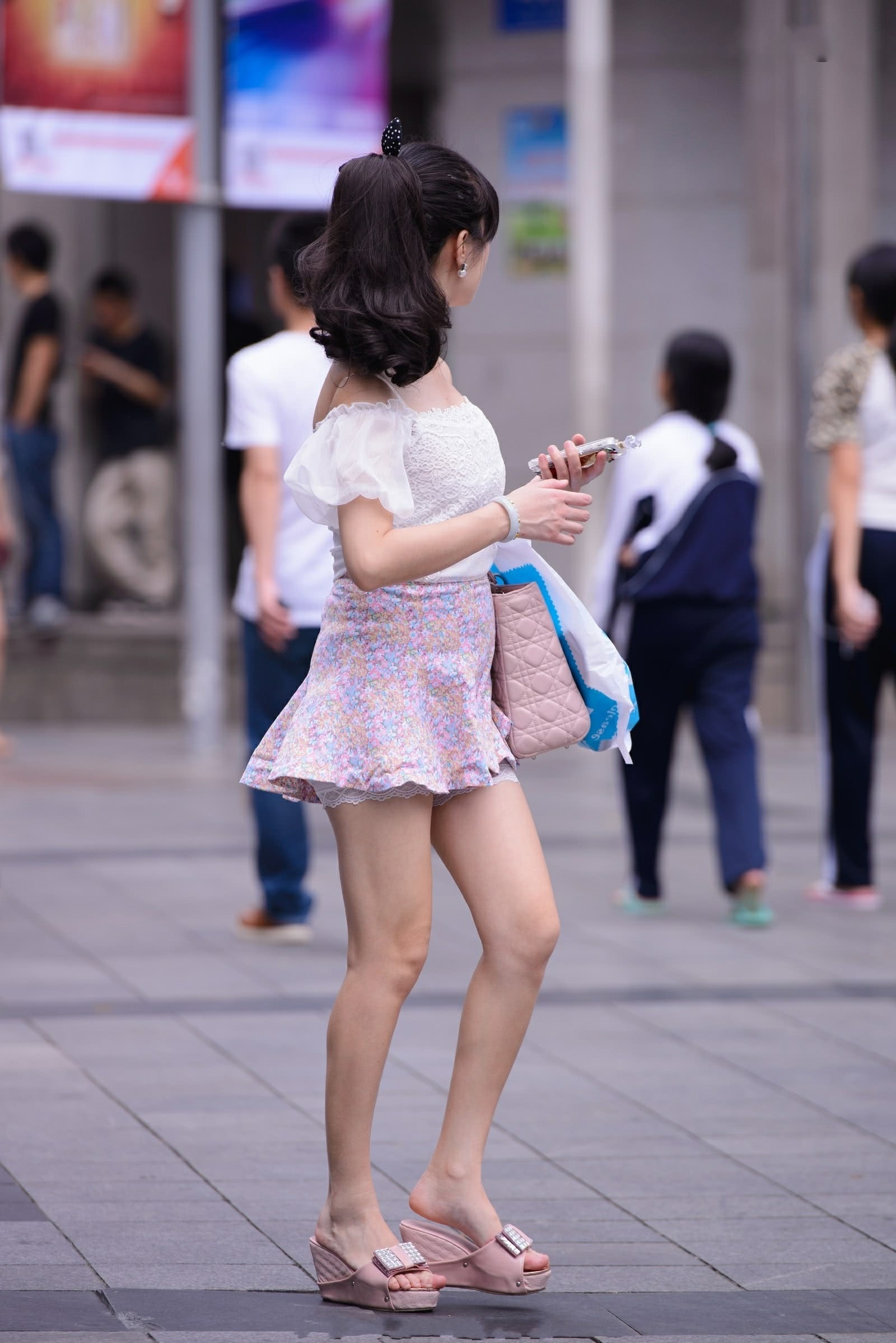 你们最喜欢的吊带抹胸装,就知不知道这蕾丝小姐姐能不能驾驭的了