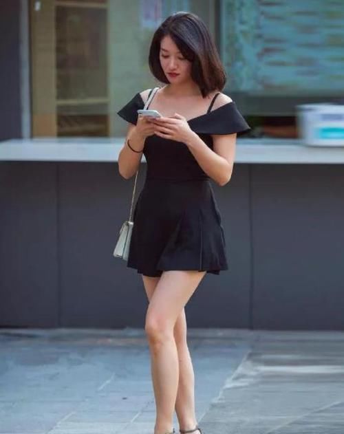  『半身裙』街拍：身材高挑的美女，一件白色背心配牛仔半身裙，完美好身材