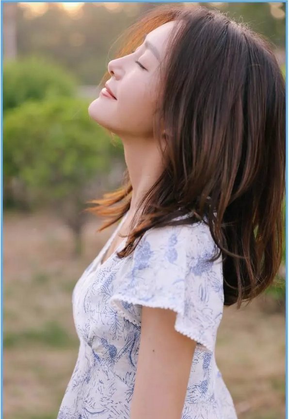 37岁秦岚穿印花裙撞上39岁陈乔恩，网友:女王和村姑差距一目了然