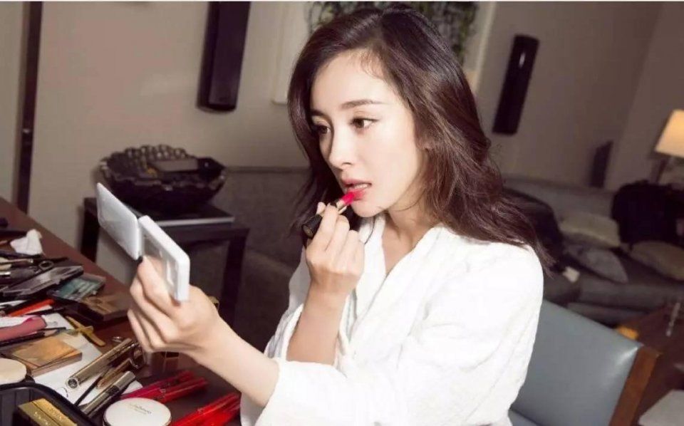 盘点众女星涂口红的样子，没想到最美的不是杨幂热巴居然是她!