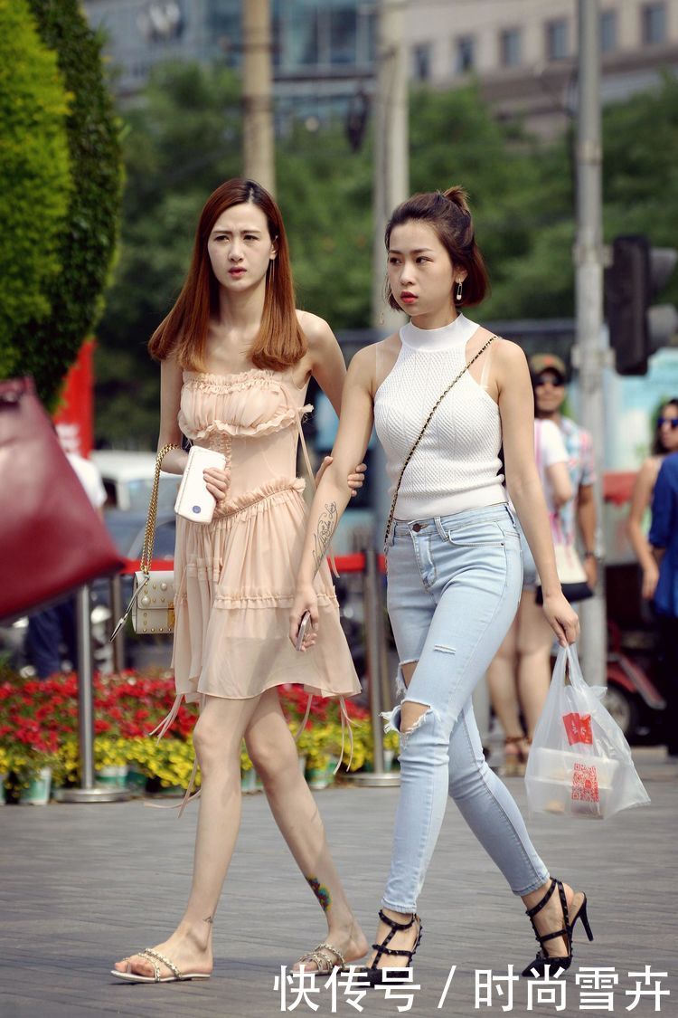 美女吊带紧身裤，打破夏天里那一份闷热的心情！